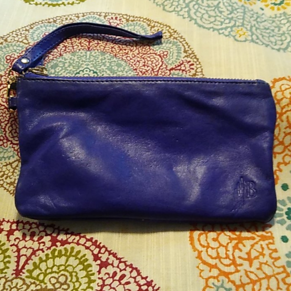 Butler wristlet leather💜